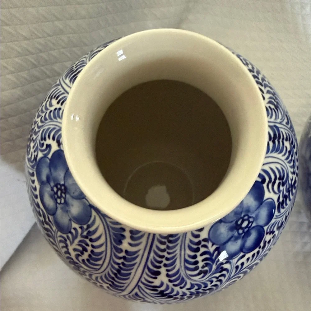 Pair of Hand-Painted Blue & White Chinoiserie Vases Made in Vietnam Mint - Picture 2 of 8